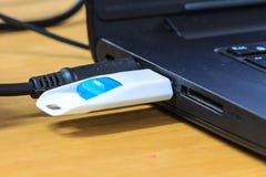 Commande d'instantané d'USB reliée à l'ordinateur portable photos libres de droits Commande d'instantané d'USB reliée à l'ordinateur portable photos libres de droits
