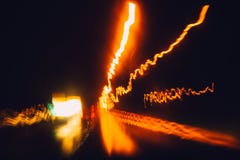 Commande de voiture de vue de conducteur de tache floue sur l'effet de mouvement de route de nuit Images libres de droits Commande de voiture de vue de conducteur de tache floue sur l'effet de mouvement de route de nuit Images libres de droits