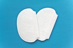 Comment protéger des vêtements contre la tache de sueur Protection sûre contre la transpiration sur le tissu photographie stock libre de droits Comment protéger des vêtements contre la tache de sueur Protection sûre contre la transpiration sur le tissu photographie stock libre de droits