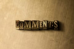 COMMENTAIRES - plan rapproché de mot composé par vintage sale sur le contexte en métal Images libres de droits