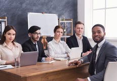 Commercieel team die aan Afrikaans-Amerikaanse kandidaat bij gesprek spreken stock foto's Commercieel team die aan Afrikaans-Amerikaanse kandidaat bij gesprek spreken stock foto's