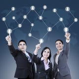 Commercieel team die een Sociale Netwerkknoop drukken royalty-vrije stock afbeeldingen Commercieel team die een Sociale Netwerkknoop drukken royalty-vrije stock afbeeldingen