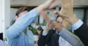Commercieel team die elkaar het hoge toejuichen vijf van succesvol overeenkomsten modern bureau geven, het zakenluigroep van het stock videobeelden Commercieel team die elkaar het hoge toejuichen vijf van succesvol overeenkomsten modern bureau geven, het zakenluigroep van het stock videobeelden