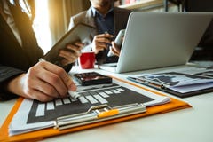 Commerciële drie vergaderings professionele investeerder die samenwerken stock foto's Commerciële drie vergaderings professionele investeerder die samenwerken stock foto's