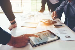Commerciële teamvergadering die aan digitale tablet nieuwe zaken werken pro royalty-vrije stock fotografie Commerciële teamvergadering die aan digitale tablet nieuwe zaken werken pro royalty-vrije stock fotografie