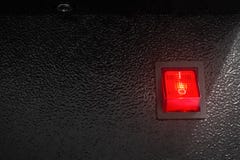 Commutateur électrique rouge sur le fond foncé Bouton de contrôle électrique photographie stock libre de droits Commutateur électrique rouge sur le fond foncé Bouton de contrôle électrique photographie stock libre de droits
