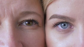 Comparaison de generations, yeux de maman caucasienne et fille à côté d'une une autre regardant ensemble la caméra Comparaison de generations, yeux de maman caucasienne et fille à côté d'une une autre regardant ensemble la caméra