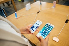 Comparing the both iPhone 7 and iPhone 7 Plus Stock Photography Comparing the both iPhone 7 and iPhone 7 Plus Stock Photography