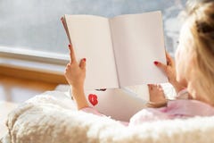 Compartimento da leitura da mulher com as páginas vazias brancas vazias Modelo para seu próprio índice fotografia de stock royalty free Compartimento da leitura da mulher com as páginas vazias brancas vazias Modelo para seu próprio índice fotografia de stock royalty free