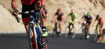 Competencia de ciclo, atletas del ciclista que montan una raza foto de archivo libre de regalías Competencia de ciclo, atletas del ciclista que montan una raza foto de archivo libre de regalías