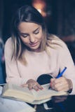Compito di lavoro della giovane ragazza degli studenti a casa fotografia stock libera da diritti Compito di lavoro della giovane ragazza degli studenti a casa fotografia stock libera da diritti