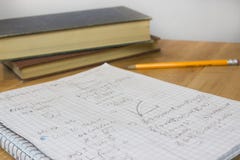 Compito di per la matematica con la matita ed i libri immagine stock libera da diritti Compito di per la matematica con la matita ed i libri immagine stock libera da diritti