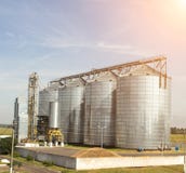 Complejo moderno del almacenamiento para la rabina y otros granos, granos de la semilla oleaginosa, contra un cielo azul, silo imágenes de archivo libres de regalías Complejo moderno del almacenamiento para la rabina y otros granos, granos de la semilla oleaginosa, contra un cielo azul, silo imágenes de archivo libres de regalías