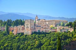 Complesso del palazzo di Alhambra a Granada, Spagna presa un giorno soleggiato Una delle attrazioni turistiche importanti della S fotografie stock libere da diritti Complesso del palazzo di Alhambra a Granada, Spagna presa un giorno soleggiato Una delle attrazioni turistiche importanti della S fotografie stock libere da diritti