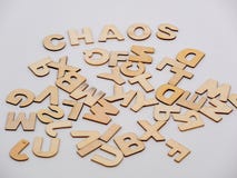 Complétez en bas de la vue sur les lettres en bois avec le chaos de mot images libres de droits Complétez en bas de la vue sur les lettres en bois avec le chaos de mot images libres de droits