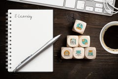 Componentes del aprendizaje digital como iconos en los cubos y la palabra ‘aprendizaje electrónico ‘ imágenes de archivo libres de regalías Componentes del aprendizaje digital como iconos en los cubos y la palabra ‘aprendizaje electrónico ‘ imágenes de archivo libres de regalías