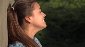 Comportamento irregolare pazzo della ragazza teenager archivi video Comportamento irregolare pazzo della ragazza teenager archivi video