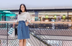 Comportement urbain adolescent asiatique comme l'achat photos libres de droits Comportement urbain adolescent asiatique comme l'achat photos libres de droits
