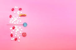 Composi??o colocada lisa com pirulitos saborosos e marshmallows e espa?o para o texto no fundo cor-de-rosa imagem de stock Composi??o colocada lisa com pirulitos saborosos e marshmallows e espa?o para o texto no fundo cor-de-rosa imagem de stock