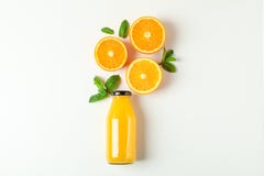 Composi??o colocada lisa com suco de laranja na garrafa, nas laranjas e na hortel? no fundo branco, espa?o para o texto Bebida do imagens de stock royalty free Composi??o colocada lisa com suco de laranja na garrafa, nas laranjas e na hortel? no fundo branco, espa?o para o texto Bebida do imagens de stock royalty free