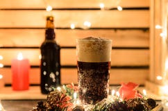 Composición de la Navidad con una taza de cerveza oscura imagen de archivo Composición de la Navidad con una taza de cerveza oscura imagen de archivo