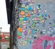 Composición del arte de la calle con las figuras graciosamente de teléfonos móviles, de la gente, y de otros símbolos de la vida Fotos de archivo Composición del arte de la calle con las figuras graciosamente de teléfonos móviles, de la gente, y de otros símbolos de la vida Fotos de archivo