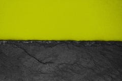 Composition abstraite de fond de diviser dans la moitié de papier jaunâtre foncé mat de couleur verte et la pierre noire avec l'e images libres de droits Composition abstraite de fond de diviser dans la moitié de papier jaunâtre foncé mat de couleur verte et la pierre noire avec l'e images libres de droits