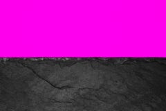 Composition abstraite de fond de diviser dans la moitié de papier pourpre vif de couleur et la pierre noire avec l'espace de copi photographie stock Composition abstraite de fond de diviser dans la moitié de papier pourpre vif de couleur et la pierre noire avec l'espace de copi photographie stock