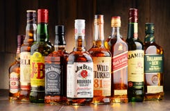 Composition avec des bouteilles de marques populaires de whiskey Composition avec des bouteilles de marques populaires de whiskey