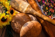 Composition avec des fleurs, des biscuits et une goupille images libres de droits Composition avec des fleurs, des biscuits et une goupille images libres de droits