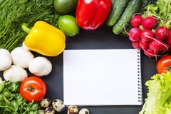 Composition avec les fruits et légumes et le carnet organiques frais différents photos stock Composition avec les fruits et légumes et le carnet organiques frais différents photos stock