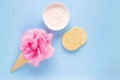 Composition de cornet de crème glacée avec la mèche rose de la filasse sur un fond bleu-clair image libre de droits Composition de cornet de crème glacée avec la mèche rose de la filasse sur un fond bleu-clair image libre de droits