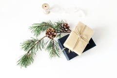 Composition de Noël Boîte-cadeau enveloppés de fête de Noël avec la branche de pin avec des cônes et le ruban en soie sur la tabl photo stock Composition de Noël Boîte-cadeau enveloppés de fête de Noël avec la branche de pin avec des cônes et le ruban en soie sur la tabl photo stock