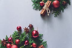 Composition de Noël Branches d'arbre de sapin de Noël, boules, bâtons de cannelle et étoiles d'anis sur le fond en bois gris Conf images stock Composition de Noël Branches d'arbre de sapin de Noël, boules, bâtons de cannelle et étoiles d'anis sur le fond en bois gris Conf images stock