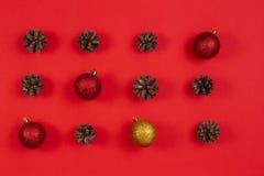 Composition de Noël Modèle fait en décoration de cônes de pin, jaune et rouge de Noël sur le fond rouge Vue supérieure, plate photos libres de droits Composition de Noël Modèle fait en décoration de cônes de pin, jaune et rouge de Noël sur le fond rouge Vue supérieure, plate photos libres de droits