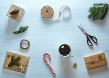 Composition en emballage de cadeau de Noël Les cadeaux de Noël, tasse de thé, sucrerie, sapin s'embranche, des ciseaux, ruban Con photos stock Composition en emballage de cadeau de Noël Les cadeaux de Noël, tasse de thé, sucrerie, sapin s'embranche, des ciseaux, ruban Con photos stock
