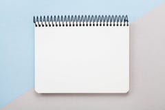 Composition minimale avec le carnet propre sur la vue supérieure de fond en pastel géométrique style plat de configuration photo libre de droits Composition minimale avec le carnet propre sur la vue supérieure de fond en pastel géométrique style plat de configuration photo libre de droits