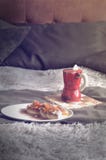 Composition toujours élégante en vie avec des éléments de nourriture et de café image stock Composition toujours élégante en vie avec des éléments de nourriture et de café image stock