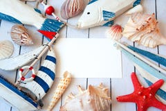 Composizione con il bordo di legno, la carta in bianco, il pesce di mare e le stelle marine sulla sabbia Concetto del viaggio e d Immagini Stock Libere da Diritti Composizione con il bordo di legno, la carta in bianco, il pesce di mare e le stelle marine sulla sabbia Concetto del viaggio e d Immagini Stock Libere da Diritti