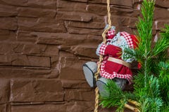 Composizione di Natale di un albero di Natale e di Santa Claus che scalano una corda immagine stock Composizione di Natale di un albero di Natale e di Santa Claus che scalano una corda immagine stock