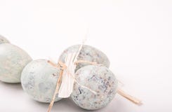 Composizione nella molla di Pasqua con le uova di quaglia su una superficie bianca Ea immagine stock Composizione nella molla di Pasqua con le uova di quaglia su una superficie bianca Ea immagine stock