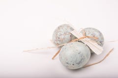Composizione nella molla di Pasqua con le uova di quaglia su una superficie bianca Ea immagine stock Composizione nella molla di Pasqua con le uova di quaglia su una superficie bianca Ea immagine stock