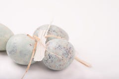 Composizione nella molla di Pasqua con le uova di quaglia su una superficie bianca Ea immagine stock libera da diritti Composizione nella molla di Pasqua con le uova di quaglia su una superficie bianca Ea immagine stock libera da diritti