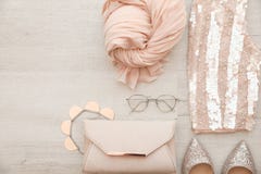 Composizione piana in disposizione con l'attrezzatura femminile alla moda immagini stock libere da diritti Composizione piana in disposizione con l'attrezzatura femminile alla moda immagini stock libere da diritti