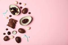 Composizione posta piana con le uova di Pasqua del cioccolato immagini stock libere da diritti Composizione posta piana con le uova di Pasqua del cioccolato immagini stock libere da diritti