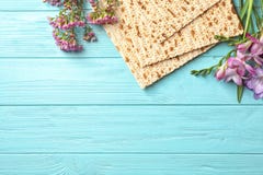 Composizione posta piana del pane azzimo e dei fiori su fondo di legno r immagine stock libera da diritti Composizione posta piana del pane azzimo e dei fiori su fondo di legno r immagine stock libera da diritti