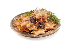 A composição da estrela deu forma a cookies do gengibre e a cones do pinho no prato velho do metal sobre o fundo branco foto de stock A composição da estrela deu forma a cookies do gengibre e a cones do pinho no prato velho do metal sobre o fundo branco foto de stock