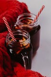 Composição decorada das canecas com vinho ferventado com especiarias no lenço feito malha, fim acima fotos de stock Composição decorada das canecas com vinho ferventado com especiarias no lenço feito malha, fim acima fotos de stock