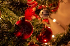 Composição do Natal com a decoração da árvore de Natal em uma atmosfera do Natal foto de stock Composição do Natal com a decoração da árvore de Natal em uma atmosfera do Natal foto de stock