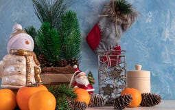 Composição do Natal de objetos do Natal com uma árvore de Natal e um boneco de neve Decoração do ` s do ano novo Tangerinas com c fotos de stock Composição do Natal de objetos do Natal com uma árvore de Natal e um boneco de neve Decoração do ` s do ano novo Tangerinas com c fotos de stock